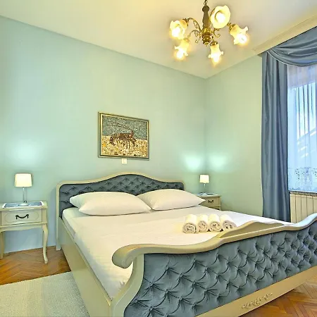 Luxurious Villa In Porec With Swimming Pool And Whirlpool 포레치