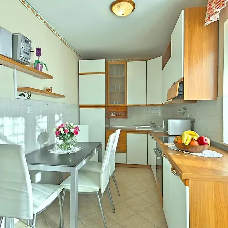 빌라 Luxurious Villa In Porec With Swimming Pool And Whirlpool 포레치
