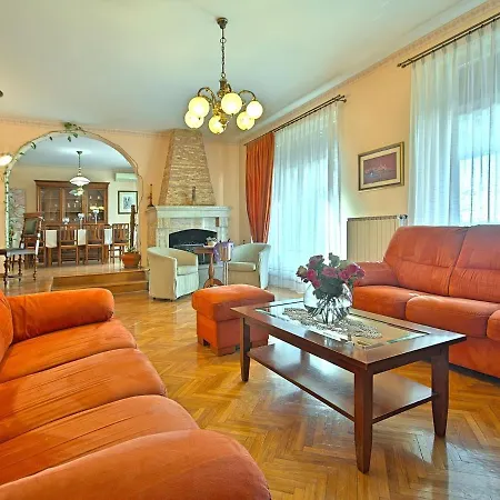 빌라 Luxurious Villa In Porec With Swimming Pool And Whirlpool 포레치