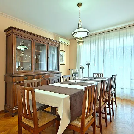 빌라 Luxurious Villa In Porec With Swimming Pool And Whirlpool 포레치