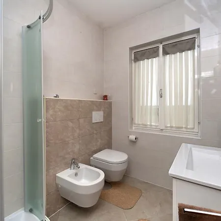 빌라 Luxurious Villa In Porec With Swimming Pool And Whirlpool 포레치