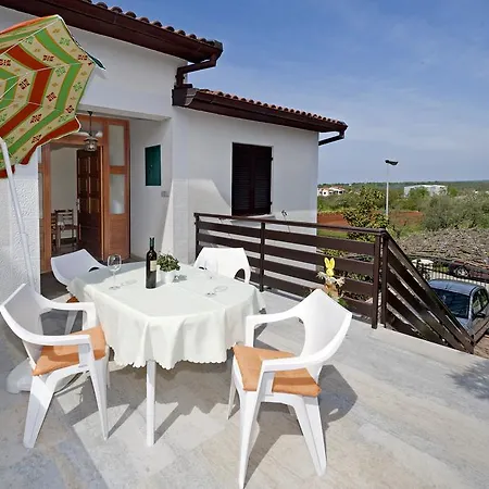 빌라 Luxurious Villa In Porec With Swimming Pool And Whirlpool 포레치