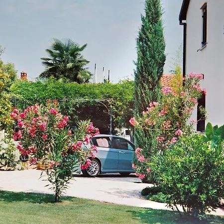 빌라 Luxurious Villa In Porec With Swimming Pool And Whirlpool