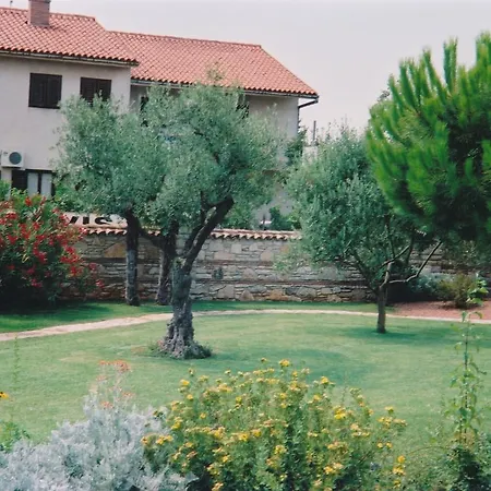 빌라 Luxurious Villa In Porec With Swimming Pool And Whirlpool 포레치