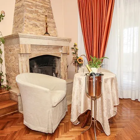 Luxurious Villa In Porec With Swimming Pool And Whirlpool 포레치