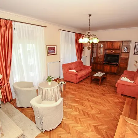 Luxurious Villa In Porec With Swimming Pool And Whirlpool 포레치