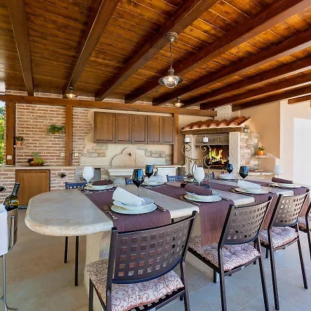 Luxurious Villa In Porec With Swimming Pool And Whirlpool 빌라 포레치