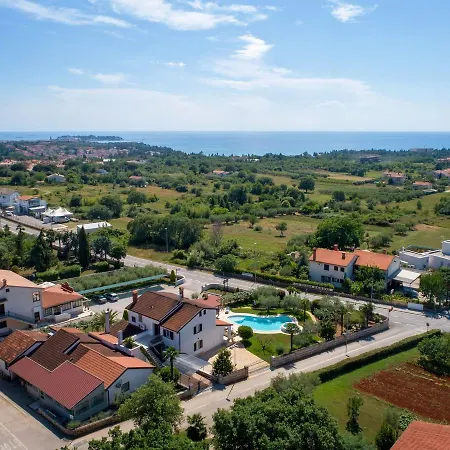 빌라 Luxurious Villa In Porec With Swimming Pool And Whirlpool 포레치