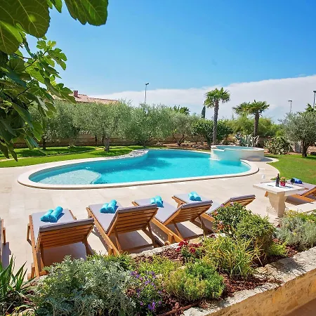 Luxurious Villa In Porec With Swimming Pool And Whirlpool *