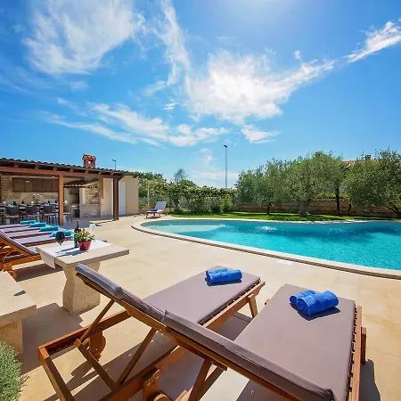 Luxurious Villa In Porec With Swimming Pool And Whirlpool 빌라 *