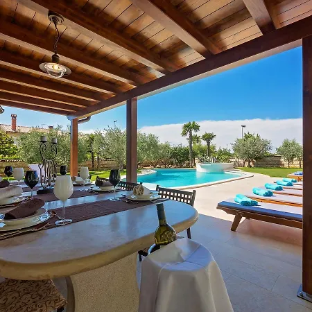빌라 Luxurious Villa In Porec With Swimming Pool And Whirlpool