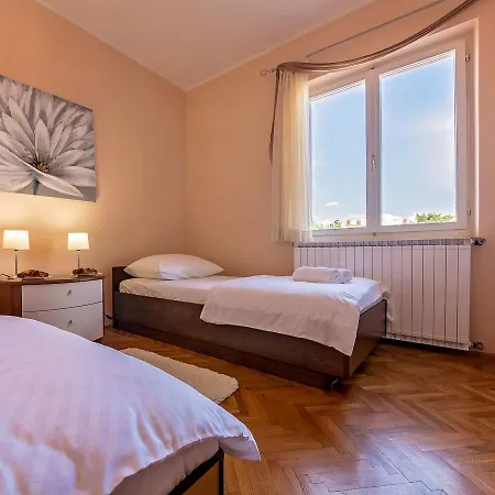 빌라 Luxurious Villa In Porec With Swimming Pool And Whirlpool *