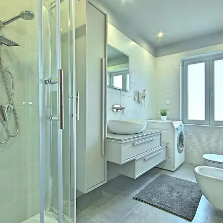 Villa Luxurious Villa In Porec With Swimming Pool And Whirlpool Poreč