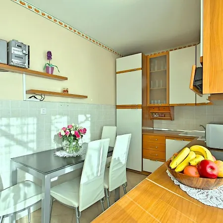 Villa Luxurious Villa In Porec With Swimming Pool And Whirlpool Poreč