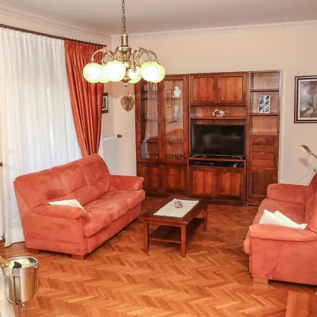 Luxurious Villa In Porec With Swimming Pool And Whirlpool Poreč