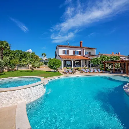 Luxurious Villa In Porec With Swimming Pool And Whirlpool Willa Poreč