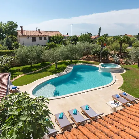 Villa Luxurious Villa In Porec With Swimming Pool And Whirlpool *