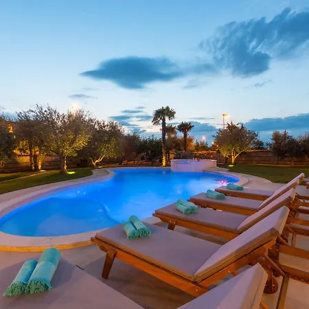 Luxurious Villa In Porec With Swimming Pool And Whirlpool Poreč