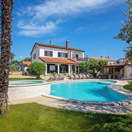 Luxurious Villa In Porec With Swimming Pool And Whirlpool Poreč