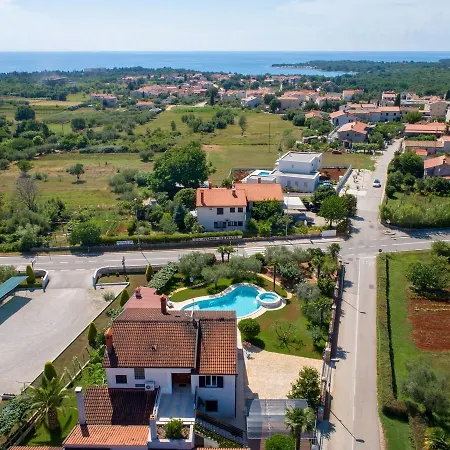Villa Luxurious Villa In Porec With Swimming Pool And Whirlpool Poreč