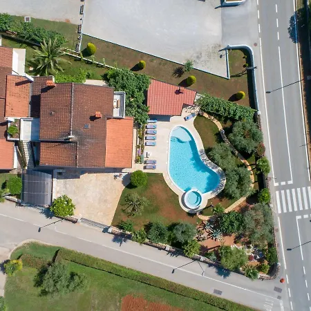 Luxurious Villa In Porec With Swimming Pool And Whirlpool Willa Poreč